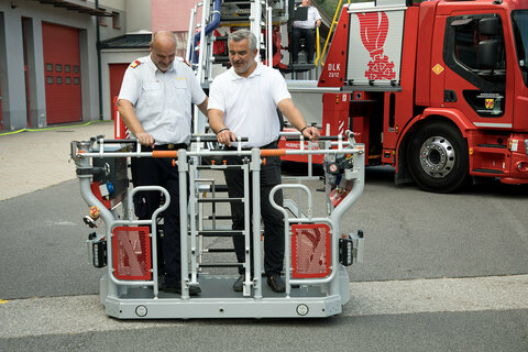 Landesfeuerwehrkommandant OBR Ing. Josef Kropf und Landesrat Mag. Heinrich Dorner (v.l.) besichtigten das neue Schmuckstück im Landesfeuerwehrkommando Burgenland.