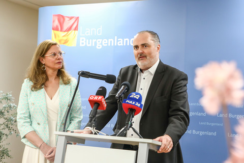 LH Hans Peter Doskozil mit LH-Stellvertreterin Anja Haider-Wallner bei der Pressekonferenz im Anschluss der Regierungsklausur