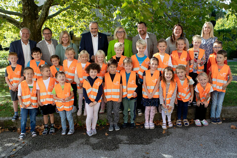 Landeshauptmann Hans Peter Doskozil (4.v.l. hinten) überreichte den Schülerinnen und Schülern der 1. Klasse Volksschule Stegersbach die reflektierenden ARBÖ-Kinderwarnwesten. Mit ihm am Foto: ARBÖ-Vizepräsident Wolfgang Sodl, Stegersbachs Bürgermeister Jürgen Dolesch, Schulqualitätsmanagerin für die Bezirke Güssing und Jennersdorf, Martina Bugnits, Direktorin Doris Kottas, ARBÖ-Landesdirektor Martin Heissenberger, Elternverein-Obfrau Daniela Nierer und Lehrerin Kathrin Pulay (hinten v.l.).