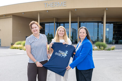 Präsentierten in Frauenkirchen die offiziellen Laufshirts für den 13. Burgenländischen Frauenlauf (v.l.): Elke Schmelzer (St. Martins Therme & Lodge, Resident Manager Gesundheit), Landesrätin Daniela Winkler und Daniela Fritz (St. Martins Therme & Lodge, Resident Manager Lodge)