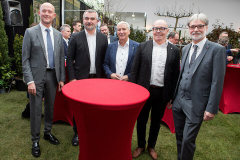 Wirtschaftskammer Burgenland-Vizepräsident Martin Horvath, Landesrat Mag. Heinrich Dorner, Vizebürgermeister Michael Leitgeb, Bürgermeister Georg Rosner und Messeleiter Markus Tuider (v.l.) nach der Eröffnung der 33. Baumesse Oberwart.
