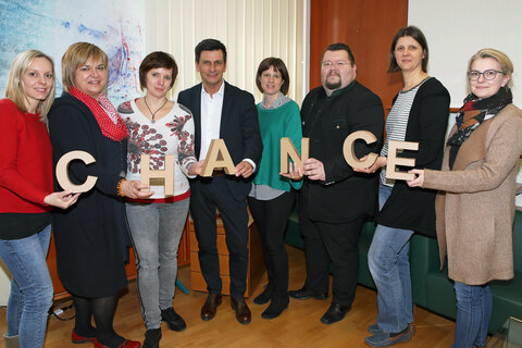 Landesrat Christian Illedits mit den Pflegeberatern