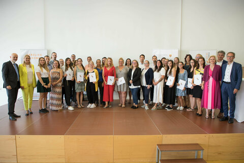 Landesrätin Daniela Winkler (2.v.l.) und Bildungsdirektor Heinz Josef Zitz (1.v.l.) mit den Neupädagoginnen und Neupädagogen des Bezirks Neusiedl am See nach der Übergabe ihrer Einstellungsdekrete.
