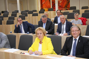 LT-Präsidentin Verena Dunst mit LAbg. Wolfgang Sodl und Bundesrat Günter Kovacs bei der Enquete des Bundesrates zum Thema „Nah an den Menschen. Bereit für die Zukunft. - Chancen der Dezentralisierung“ in der Hofburg in Wien