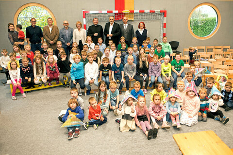 Landeshauptmann Hans Peter Doskozil mit Bürgermeister Helmut Kopeszki sowie weiteren Mitwirkenden des Zubaus sowie Kindern im neuen Turnsaal der Volksschule Deutsch Tschantschendorf.