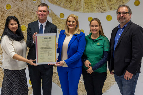 Bildungslandesrätin Mag.a (FH) Daniela Winkler bei der Übergabe des Zertifikates.