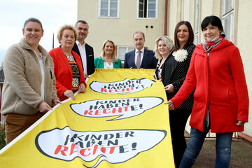 Setzten ein sichtbares Zeichen für Kinderrechte (v.l.): Anna-Sophie Prünner, Kinderrechtebeauftragte der Kinderfreunde Burgenland, Landtagspräsidentin Verena Dunst, Landesrat Heinrich Dorner, Bildungs- und Familienlandesrätin Daniela Winkler, Landesrat Leonhard Schneemann, Alexandra Gager, Landesvorsitzende Kinderfreunde Burgenland, LH-Stv. Astrid Eisenkopf und Landesgeschäftsführerin der Kinderfreunde Burgenland Caroline Kolonovits