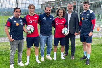 Akademie-Leiter Didi Heger, U18-Spieler Ben Kleras, Neo-U18-Coach Roman Wallner, U18-Spieler Jakob Adler, Sportlandesrat Heinrich Dorner und U18-Co-Trainer Philipp Schmiedl (v.l.).