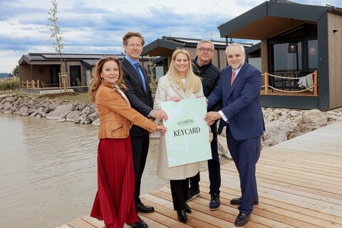 Mit der feierlichen Eröffnung am Dienstag startete Esterhazy offiziell den Betrieb der Guesthouses am Neuen Strand Neusiedler See in Breitenbrunn: (v.l.) Monika Waitusch, General Managerin Neuer Strand Neusiedler See, Michael Gröschl, Vorstand Esterhazy Betriebe AG, Landesrätin Daniela Winkler, Bürgermeister Helmut Hareter und Matthias Grün, Vorstandsvorsitzender Esterhazy Betriebe AG.