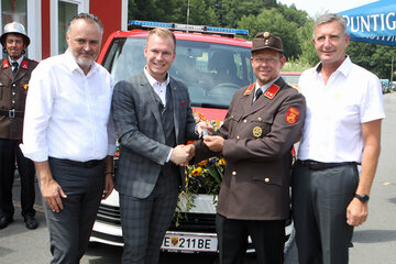Landeshauptmann Hans Peter Doskozil (l.), Bürgermeister Fabio Halb und Landtagsabgeordneter Ewald Schnecker (v.l.) mit Feuerwehrkommandant Robert Uitz (2.v.r.) vor dem neuen Mannschaftstransportfahrzeug (MTFA).