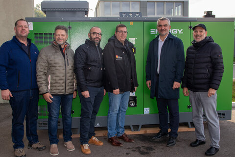 Roland Schey, Werkstättenleiter am Standort Stoob der Baudirektion Burgenland, DI Gerald Gebhardt, Leiter Bau und Betrieb Nord der Baudirektion Burgenland, Referatsleiter Ing. Jürgen Glöckl von der Baudirektion, Ing. Claus Paar, MSc, Hauptreferatsleiter für Katastrophenschutz und Krisenmanagement der Abteilung 8 - Kompetenzzentrum Sicherheit, Infrastrukturlandesrat Mag. Heinrich Dorner und Baudirektor DI (FH) Wolfgang Heckenast vor dem neuen Notstromaggregat am Standort Stoob.