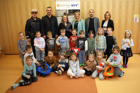 Gruppeninspektor Werner Gabriel, Landesrat Heinrich Dorner, Kindergartenleiterin Michaela Kainz, Landesrätin Daniela Winkler, Ortschef Harald Kahr und KFV-Verkehrsexpertin Sabine Kaulich (hinten v.l.) mit den Kindern in Großpetersdorf.