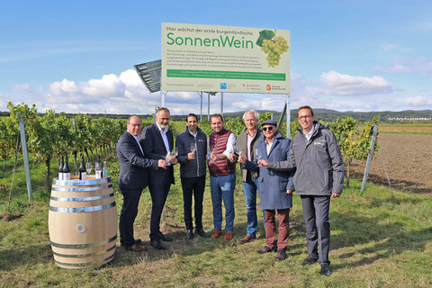 Starke Partner für ein zukunftsweisendes, innovatives Projekt: v.l.: Winzer Andreas Liegenfeld, LH Mag. Hans Peter Doskozil, EB-Vorstand Dr. Stephan Sharma, Weintourismus Burgenland-Obmann Mag. Herbert Oschep, DI Martin Burjan, Leiter des Bundesamtes für Weinbau in Eisenstadt, DI Helmut Gangl, Bundesamt für Weinbau in Eisenstadt, EB-Vorstand Mag. Reinhard Czerny, MBA