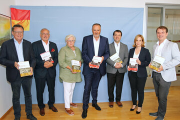 Überreichung der Jubiläumssammelbände an Landeshauptmann Hans Peter Doskozil: Mag. Norbert Darabos, DDr. Oliver Rathkolb, Dr.in Susanna Steiger-Moser, LH Mag. Hans Peter Doskozil, Mag. Johann Kirchknopf und Mag.a Dr.in Rosemarie Burgstaller, Mag. Gert Polster, MAS (v.l.)