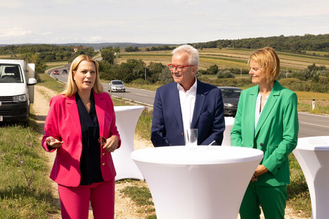 (v.l.) Landesrätin Mag.a (FH) Daniela Winkler, der Obmann des AVBN und Bürgermeister von Bruck an der Leitha, Gerhard Weil und Mag.a (FH) Heike Reiterits, Geschäftsführerin des AVBN, bei der Pressekonferenz anlässlich des Spatenstiches in Neusiedl am See.