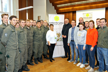 Landeshauptmann Hans Peter Doskozil mit Ärztin Barbara Pelzmann (Mitte) vom Verein „Geben für Leben – Leukämiehilfe Österreich“, Kaderanwärtern der 2. Ausbildungskompanie/HTS Bruckneudorf, PolizeischülerInnen und weiteren SpenderInnen bei der Stammzellen-Typisierungsaktion in der BH Eisenstadt-Umgebung.