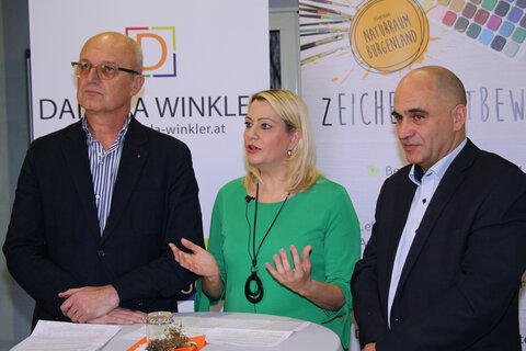 Schulqualitätsmanager Erwin Deutsch, MAS MSc, von der Bildungsdirektion Burgenland, Bildungslandesrätin Mag.a (FH) Daniela Winkler und Richard Tometich, Geschäftsführer der Online-Plattform TBMP/LOCCI