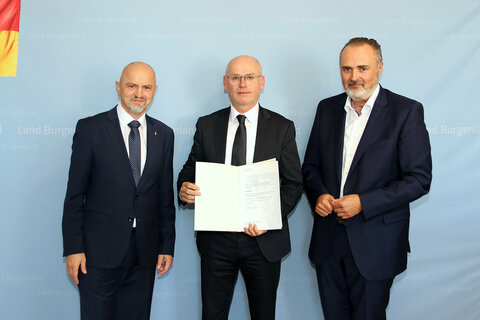 Landeshauptmann Hans Peter Doskozil und Bildungsdirektor Heinz Josef Zitz (li.) mit dem neuen Vizerektor der PH Burgenland Dr. Herbert Gabriel
