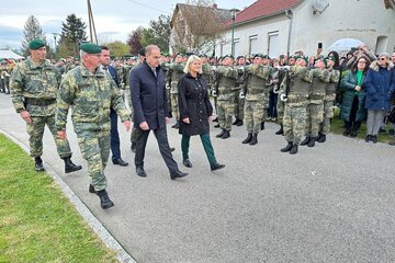 Landesrat Dr. Leonhard Schneemann nahm die Angelobung der 160 Rekruten und 1 Rekrutin in Schandorf vor.