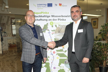 Landesrat Heinrich Dorner (r.) mit Dr. Bálint Kondora vom Komitat VAS bei der Abschluss-Präsentation des Projektes.