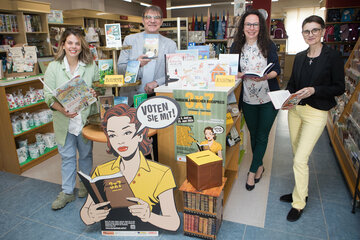 Abteilungsvorständin Mag.a Claudia Priber (Land Burgenland, Abteilung 7 - Bildung, Kultur und Wissenschaft), Vorsitzender Gunter Desch-Drexler (Fachvertretung der Buch- und Medienwirtschaft Burgenland), Mag.a Silke Rois (Bibliotheken Burgenland) und Referatsleiterin Dr.in Pia Bayer (Land Burgenland, Abteilung 7, Referat Kultur) laden zum Schmökern und Voten für den Burgenländischen Buchpreis 3 x 7 ein.