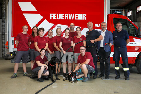 Landesrat Heinrich Dorner besuchte die Übung um sich vor Ort ein Bild über den Schulungsablauf zu machen: LR Dorner, BR Michael Hauser, Geschäftsstellenleiter Landesfeuerwehrkommando Burgenland und ABI Andreas Braunstein, Landesfeuerwehrverband Burgenland mit den Schulungsteilnehmer*innen Natalie Mayerhofer, Lea Karner, Sophie Haspel, Justine Rath, Lisa Kahrer, Lara Bauer, Martin Kahrer, Andrea Wilfinger, Marlene Hanko und Stefanie Gelbmann