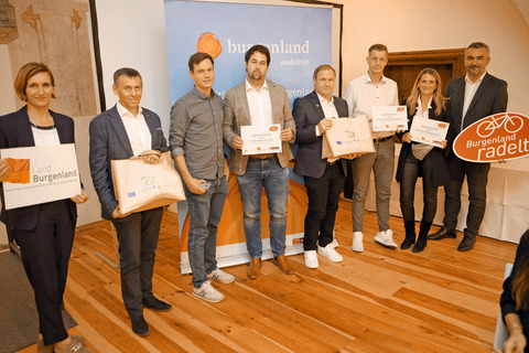 Christine Zopf-Renner (l.) und Landesrat Heinrich Dorner (r.) mit den Vertreterinnen und Vertretern der Wirtschaftsagentur Burgenland GmbH (Hannelore Halwax), Pensionsversicherung Burgenland (Rene Baumgartner) und Engineering ZT GmbH (Christoph Bauer).