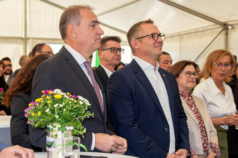 Landesrat Dr. Leonhard Schneemann und Dr. Georg Schönbauer, Vorstand der ATHENA Burgenland Beteiligungen AG, bei der Eröffnung der neuen Werkserweiterung auf dem Gelände von Austria Pet Food.
