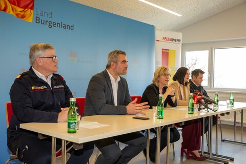 OBR Anton Kandelsdorfer, Kommandant BFKDO Neusiedl am See, LR Mag. Heinrich Dorner, BMin Leonore Gewessler, BA, LH-Stv.in Mag.a Astrid Eisenkopf und LBDS Harald Nakovich, Landesfeuerwehrkommandant-Stellvertreter, informierten über die bevorstehende Brandschutzübung mit Monitoring