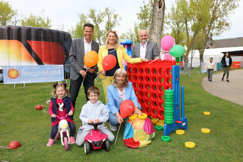 Burgenland-Tourismus-Geschäftsführer Dietmar Tunkel, LRin Mag.a (FH) Daniela Winkler, Neusiedls Bürgermeisterin LAbg. Elisabeth Böhm und Bildungsdirektor Heinz Josef Zitz freuten sich über die Begeisterung der Kinder beim Familienfest im Strandbad Neusiedl am See.
