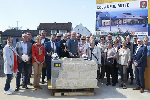 In Gols fand in Beisein von Landesrat Mag. Heinrich Dorner (4.v.l.) die feierliche Grundsteinlegung für das Projekt "Neue Mitte Gols" statt.