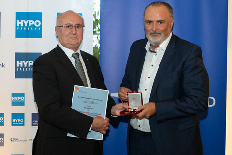 Landeshauptmann Hans Peter Doskozil überreichte Bank Burgenland-Vorstand Gerhard Nyul das Große Goldene Ehrenzeichen des Landes Burgenland