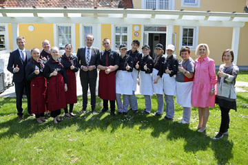 Landesrat Dr. Leonhard Schneemann (6.v.l.), Direktorin Mag. Karin Wagner (r.), WHRin Mag.a Sandra Steiner (2.v.r.), Fachvorstand Jochen Adorjan, BEd (l.) und Lehrerin Dipl-Päd. Martina Klein (3.v.r.) sowie die Schülerinnen und Schüler zeigten vor, in welche Richtung ihre Prüfung nach dem Essen geht.