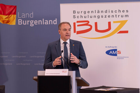 Landesrat Dr. Leonhard Schneemann spricht bei der Pressekonferenz.
