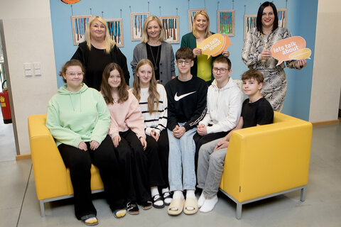 Landeshauptmann-Stellvertreterin Mag.a Astrid Eisenkopf, Jugendlandesrätin Mag.a (FH) Daniela Winkler, Landtagsabgeordnete, Bürgermeisterin Rita Stenger und Schulleiterin Karin Müller (stehend v.r.) mit Schülerinnen und Schülern der Mittelschule Siegendorf.