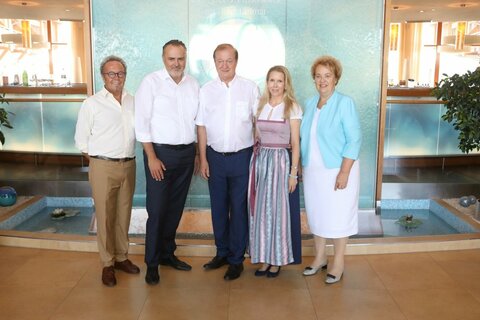 Landeshauptmann Hans Peter Doskozil (2.v.l.) mit Landtagspräsidentin Verena Dunst (r.) und Stegersbachs Bürgermeister Heinz Peter Krammer (l.) beim Besuch von Hotelier Johann Haberl (Mitte) und seiner Lebensgefährtin Daniela Lakosche (2.v.r.).　
