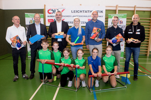 Sportlandesrat Heinrich Dorner (3.v.l., hinten), Burgenlands Leichtathletik-Präsident Rolf Meixner, Fachinspektor für Bewegung und Sport Harald Ziniel, Sportkoordinatorin Yvonne Weinhandl, Direktor Daniel Karacsonyi, Direktor-Stellvertreter und Sportkoordinator Stefan Wessely, und Sportwissenschafter Johann Szabo (v.l., hinten) mit Schülerinnen und Schülern in der Sportmittelschule Oberschützen.