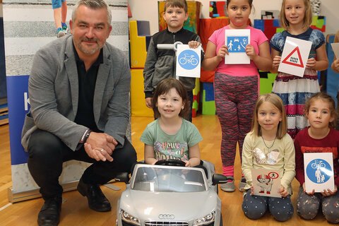 Verkehrslandesrat Heinrich Dorner (l.) besuchte die Kleinsten im Kindergarten Lackenbach.