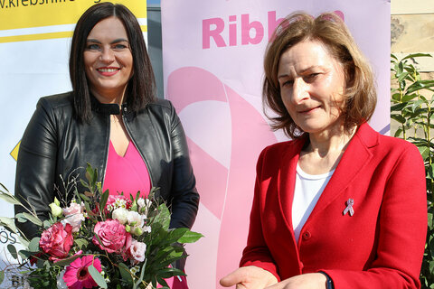 Österr. Krebshilfe Burgenland Geschäftsführerin Mag.a Andrea Konrath mit der neuen Pink Ribbon Botschafterin LH-Stv. Mag.a Astrid Eisenkopf