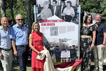 Landeshauptmann-Stellvertreterin Astrid Eisenkopf (4.v.r.) mit Bürgermeisterin Bettina Zentgraf, Nationalrat Illmitz-Bürgermeister Maximilian Köllner, Landtagsabgeordnete, Siegendorfs Bürgermeisterin Rita Stenger, Historiker Wolfgang Bachkönig  sowie weiteren Zeitzeuginnen und Zeitzeugen sowie Helferinnen und Helfern in Mörbisch.