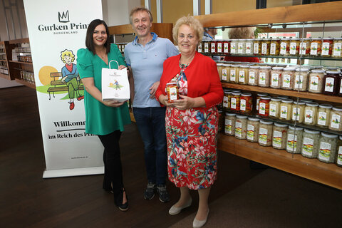 Landeshauptmann-Stellvertreterin Astrid Eisenkopf und Landtagspräsidentin Verena Dunst (v.l.) besuchten auch den Gurkenprinz mit Jürgen Hagenauer (Mitte) in Stegersbach.