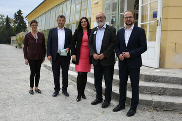 Landeshauptmann-Stellvertreterin Mag.a Astrid Eisenkopf, Stefan Ottrubay, Vorstand der Esterházy-Stiftungen und Generaldirektor der Esterházy-Betriebe, Wolfgang Leinner (2.v.r.), Obmann „Verein der Freunde des Eisenstädter Schlossparks“, Mag.a Dr.in Brigitte Krizsanits (l.), Historikerin und Obmann-Stellvertreterin „Verein der Freunde des Eisenstädter Schlossparks“ und Eisenstadts Vizebürgermeister Istvan Deli, BA