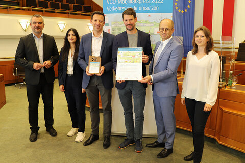 Verkehrslandesrat Mag. Heinrich Dorner, Elanur Gülec, MA, Geschäftsführer Reinhard Pitzer und Geschäftsführer Lukas Puspök,  Hubert Kuzdas (Regionalmanager Ost ÖBB-Postbus GmbH) und Lina Mooshammer vom VCÖ (v.l.).