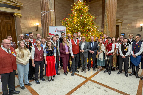 Mag. Dr. Günther Kleidosty MAS, stellvertretender Landesobmann des Burgenländischen Blasmusikverbandes, Landesrätin Mag.a (FH) Daniela Winkler und DI Peter Reichstädter, Landesobmann des Burgenländischen Blasmusikverbandes, mit den Musikerinnen und Musikern beim großen Weihnachtskonzert des Burgenländischen Blasmusikverbandes im Parlament, das den Abschluss des Jubiläumsjahres bildete.