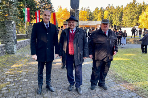 LR Dr. Leonhard Schneemann mit Präsident Ernst Feldner und GrpInsp iR Ewald Kinelly vom ÖKB LV Bgld. (v.l.)