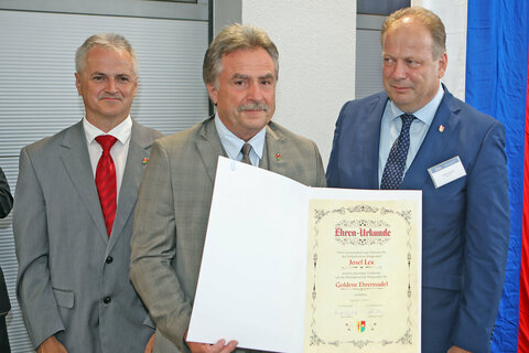 Josef Lex, Gemeinderat und Delegierter für den regionalen Tourismusverband in Mogersdorf, erhielt von seinem Amtsleiter Gerhard Granitz ebenfalls die Goldene Ehrennadel der Gemeinde, die ihm Bürgermeister Josef Korpitsch (r.) gemeinsam mit einer Ehrungsurkunde überreichte.