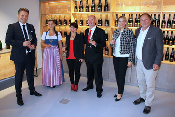 WiBuG Geschäftsführer Mag. Harald Zagiczek, Weinkönigen Susanne I., Birgit Szigeti, Norbert Szigeti, Landesrätin Mag.a (FH) Daniela Winkler und Bürgermeister Werner Friedl bei der Eröffnung von „A Nobis“, der neuen Produktionsstätte der Familie Szigeti in Zurndorf (v.l.).