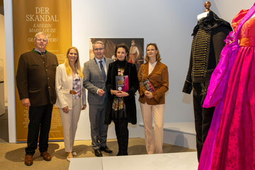 Gruppenbild von der Eröffnung der Ausstellung „Liebe & Macht“: (v.l.) Markus Graf zu Königsegg-Aulendorf, Landesrätin Daniela Winkler, LAbg. Bürgermeister Markus Ulram, Katrin Unterreiner (Kuratorin), Filippa Königsegg-Aulendorf.