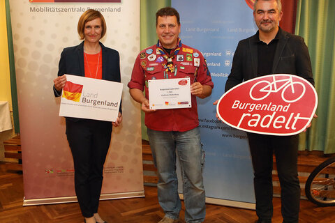 Obmann Josef Koller (Mitte) vom Verein Pfadfinder Mattersburg mit Christine Zopf-Renner und Landesrat Heinrich Dorner