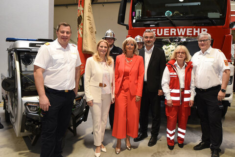 Gruppenbild von der Eröffnungsfeier (v.l.) Neusiedls Feuerwehrkommandant ABI Reinhard Theuritzbacher, Landesrätin Mag. (FH) Daniela Winkler, Fahnenträger Christian Stramer, Bürgermeisterin LAbg. Elisabeth Böhm, Alexander Bierbaum, Landesrat Mag. Heinrich Dorner, Friederike Pirringer, Präsidentin Rotes Kreuz Burgenland, Bezirksfeuerwehrkommandant OBR Anton Kandelsdorfer.
